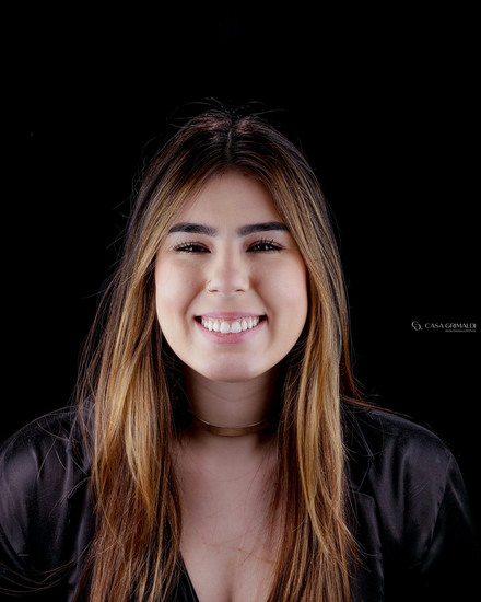 Paciente da Casa Grimaldi sorrindo após clareamento dental supervisionado em Itapema